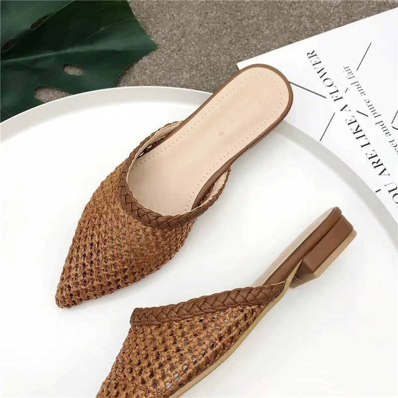 Meilleur NIUFUNI femmes bout pointu talon bas glisser sandales été pantoufles canne tissé plage chaussures femme Mule sandales plates