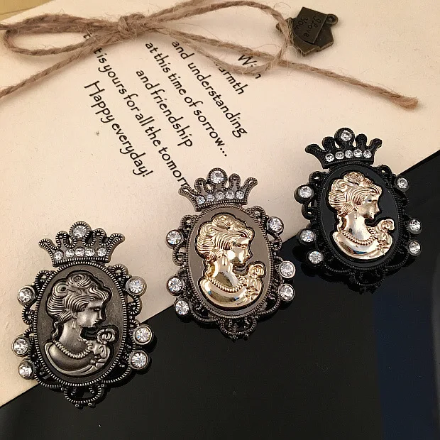 

Korean Fashion New British Style Retro Beauty Head Brooches and Pins Crown Metal Brooch Medallion Lapel Pin Shirt Accessories