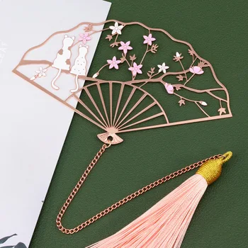 

1pcs Warm cat folding fan metal Chinese style classical tassel Palace Palace Wenchuang literary gifts fresh gift box bookmark