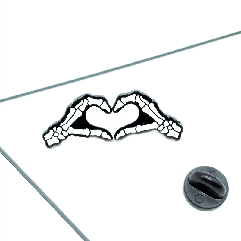 

Lovers 2pcs/set Left Hand and Right Hand Finger Heart Brooches Cartoon Skeleton Hand Enamel Brooch Couple Friends Lapel Pin Gift
