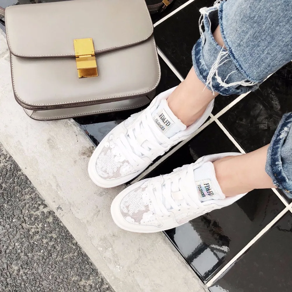 

2018 summer new openwork lace casual shoes simple and simple sweet style flat shoes leather stitching single shoes.