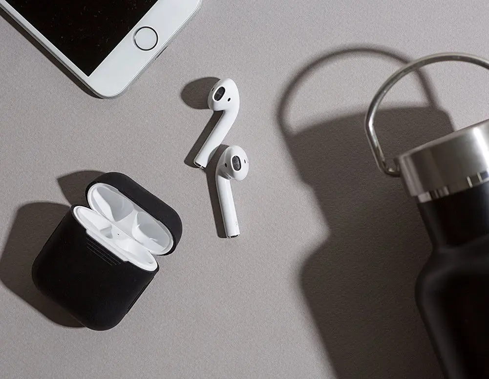 Новый кейс airpods. Чехол для наушников Apple AIRPODS Air. Чехол AIRPODS 2 черный. Черный чехол для аирподс 2. Силиконовый кейс для TWS наушников AIRPODS, белый (sbecase-001s-w), шт.