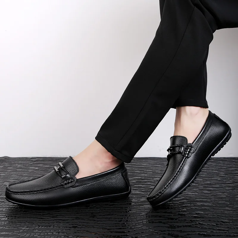 Мужская повседневная обувь; коллекция года; осенние лоферы из натуральной кожи; классическая черная обувь на платформе; Мужская молодежная обувь для вождения; слипоны для мужчин