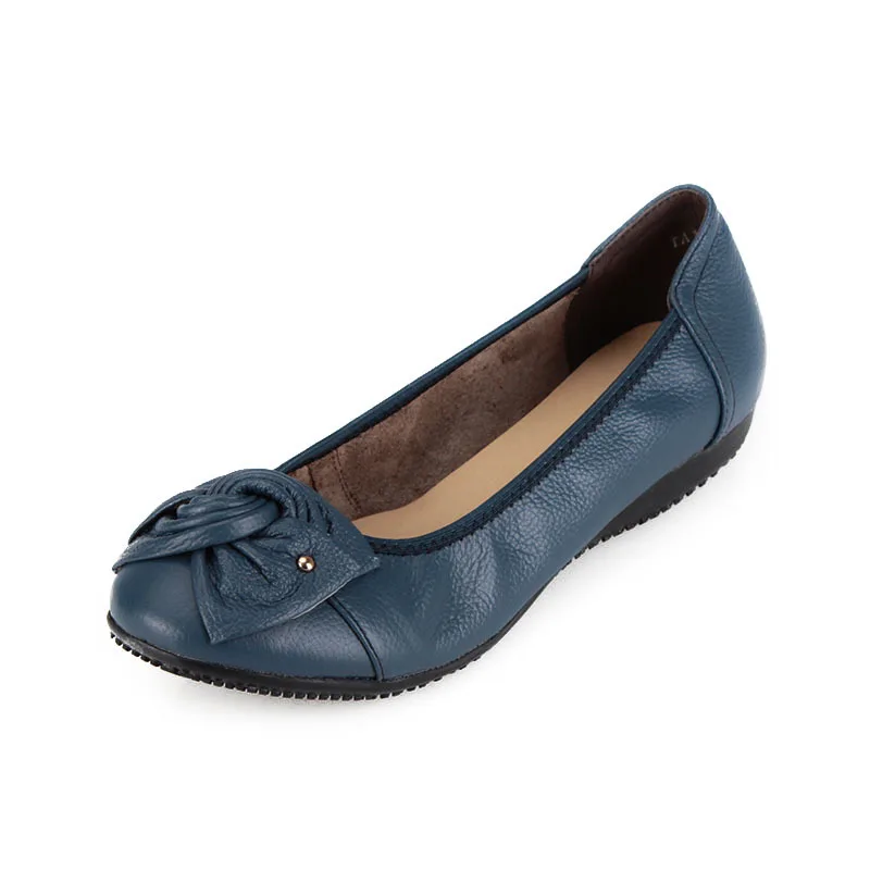 

2019 New Women Leather Flat Shoes Fashion Mother Shoes Soft Slip on Casual Footwear Female Comfortable Moccasins Flats Plus Size