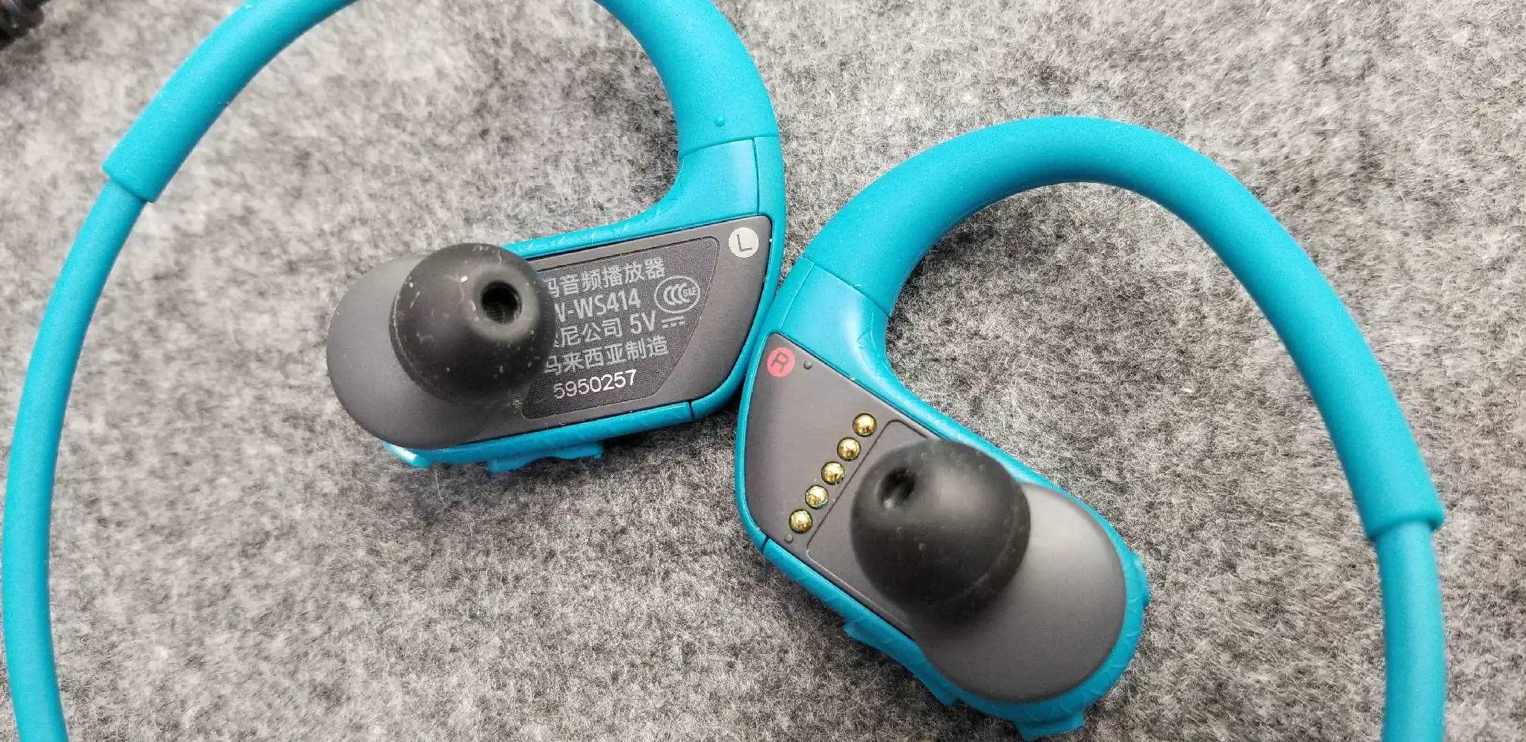 Used(not full new) Sony WS414 waterproof swimming  mp3 player integrated accessories free shipping