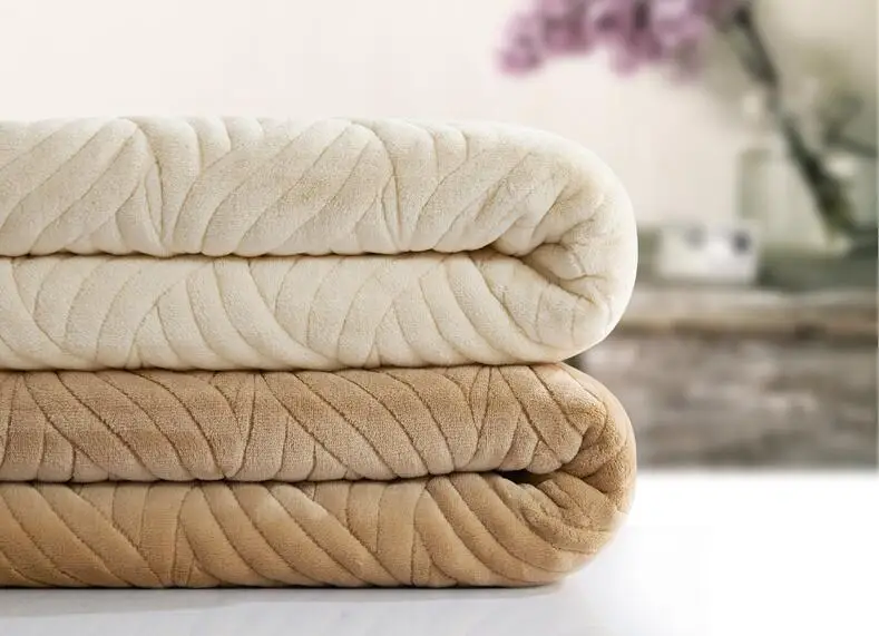 

Thick Three Layer Coral Fleece Embossed Warm Soft Blanket Flannel Quilt Anti-static Siesta Travel Sofa Air Conditioner Kit