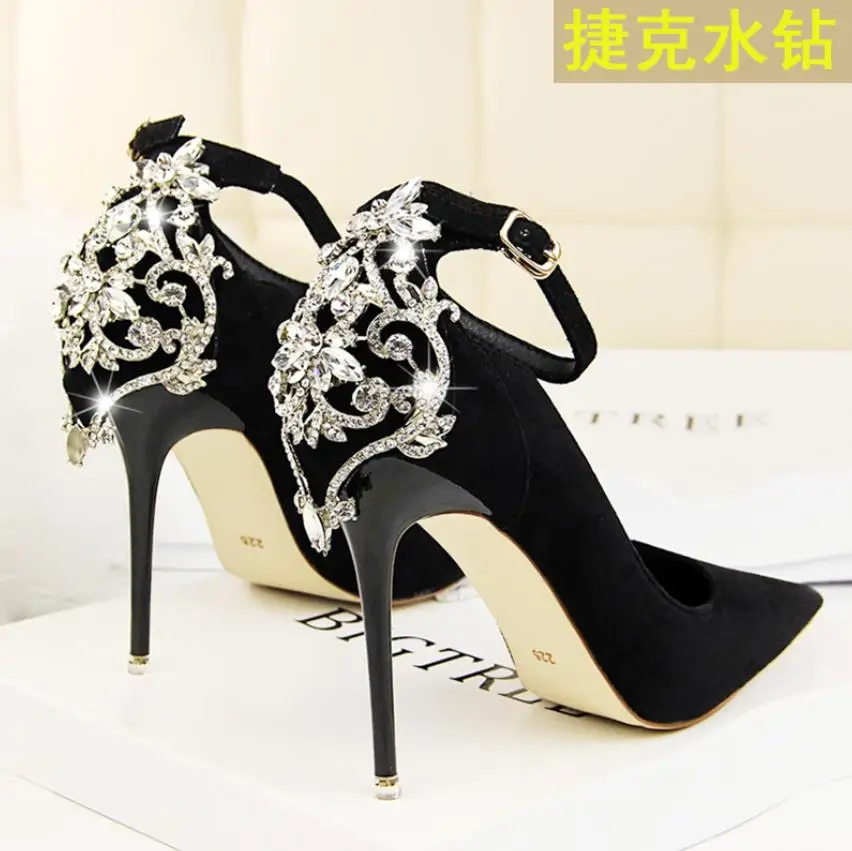 

For spring and fall 2019, the new water-drill belt with a pointed toe is a fashion versatile women's shoe