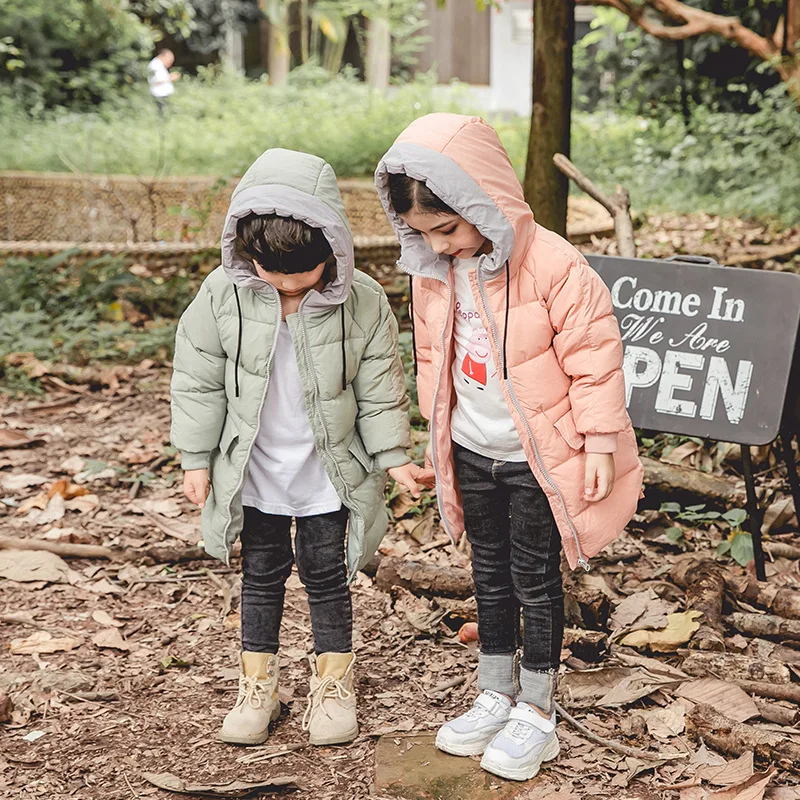 Comprar 2019 nueva chaqueta de invierno para niños y niñas de color sólido con capucha gruesa hacia fuera chaqueta impermeable a prueba de viento