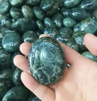 

120g's natural and beautiful Malachite game is a good choice for your home decoration and beautification environment