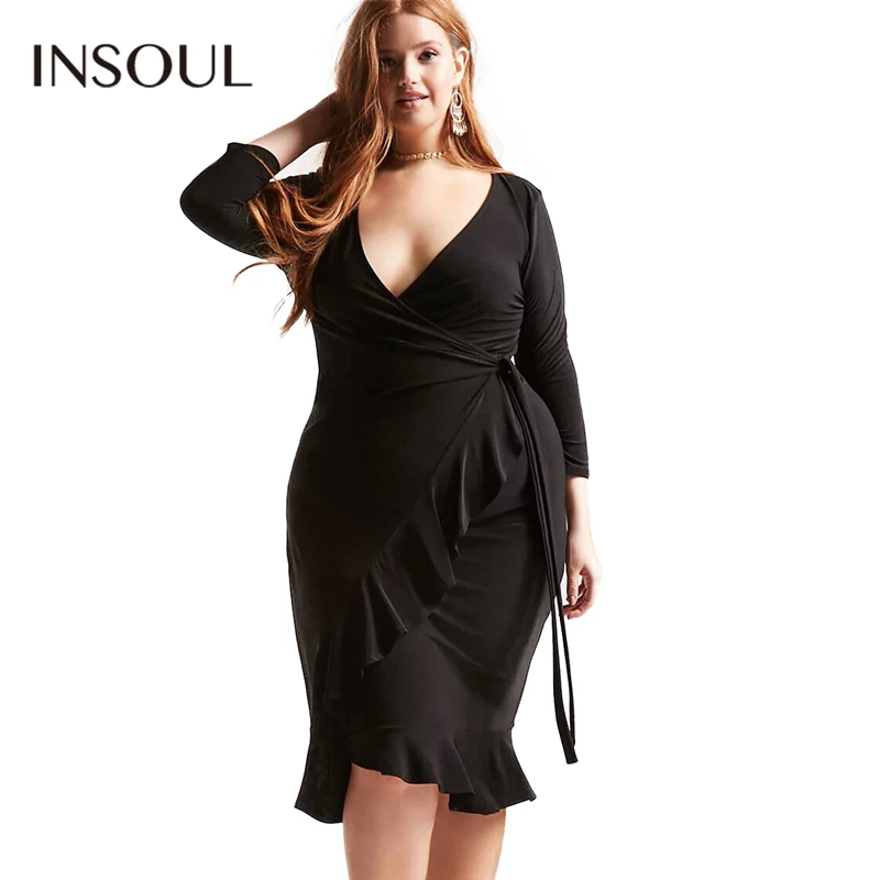 mulher com vestido preto