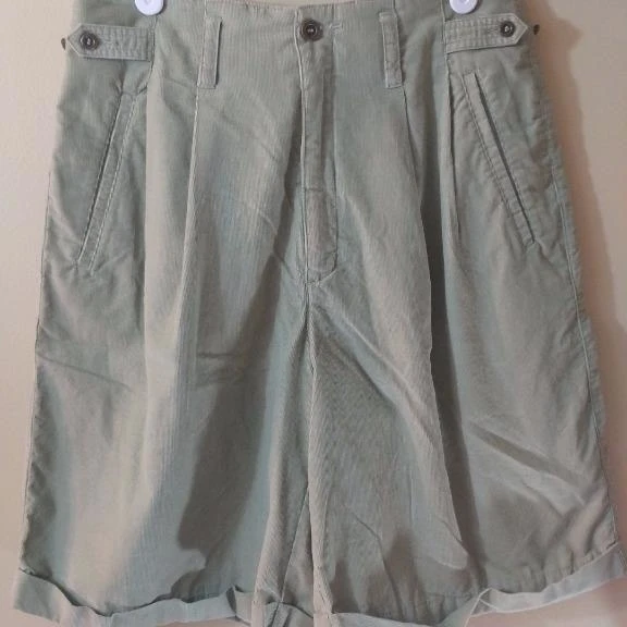 First Issue womens shorts 10 green pleated front corduroy 29 waist