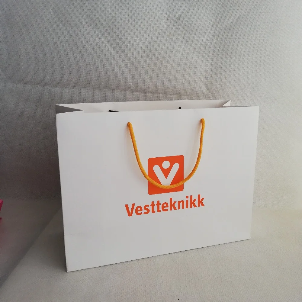 500 шт/партия Заказные бумажные сумки с логотипом в подарочной упаковке плотная бумажная доска для одежды и обуви предоставить ваш логотип на нем