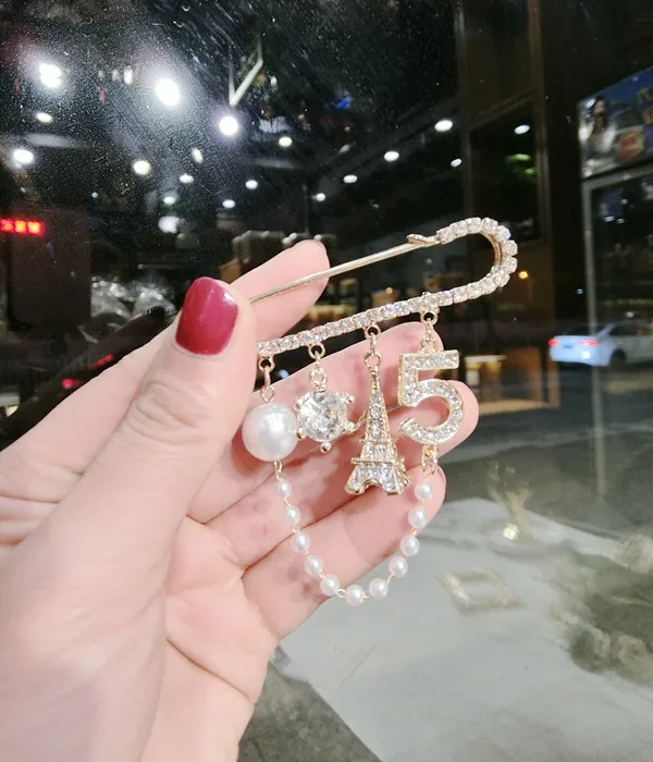 

Korea Trendy Chain Brooch Crystal Eiffel ToweR No.5 Brooch Pearl Hijab Pins Cc Silk Scarf Shawl Buckle Female