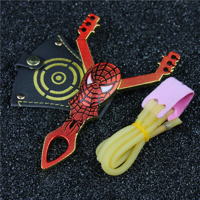 금속 애니메이션 새총, 새총 장난감. 장난감 칼. 전형적인 장난감에 의해 아이들. 장난감 칼, 칼