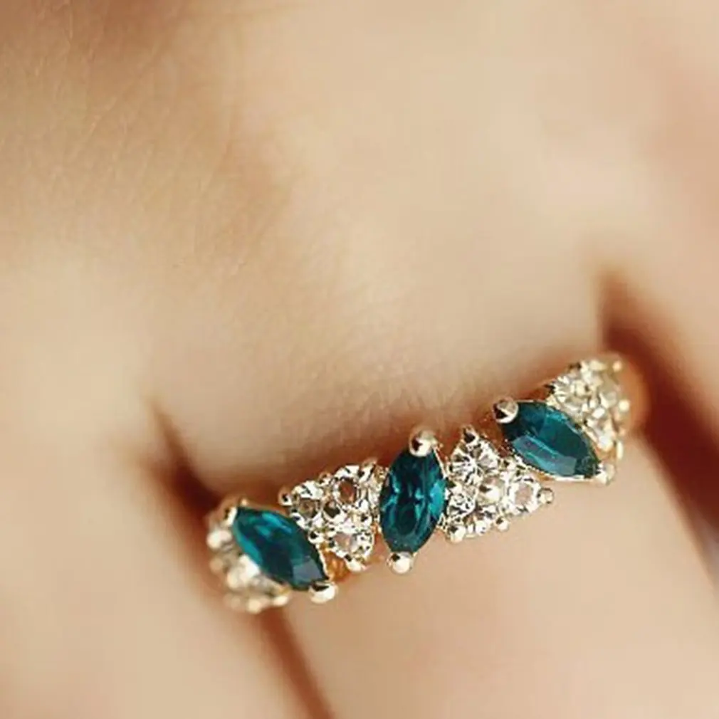

Women Engagement Ring Geometry Green Rhinestone Fashion Ring Exquisite For Anniversary Wedding Bands Jewelry Romantic Style
