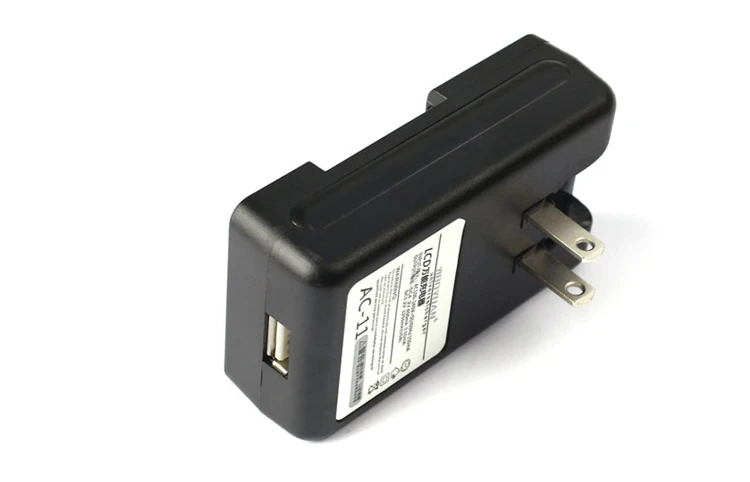 Универсальное походное зарядное устройствоc ЖКИ экраном и USB портом для аккумуляторов мобильных телефонов с вилками US/EU/AU/UK