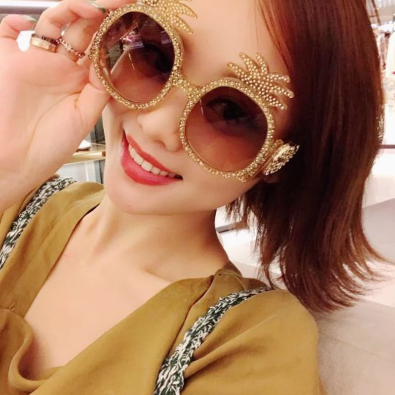 

ROYAL GIRL Pineapple Frame Shiny Rhinestones Sunglasses Women 2019 Summer Style Crystal Decoration Oversized Female Shades ss305