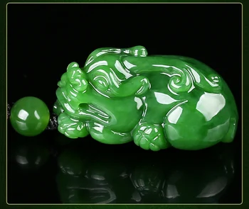 

Xinjiang hetian yu fluke wild pendant men and women's natural yu spinach green pendant/