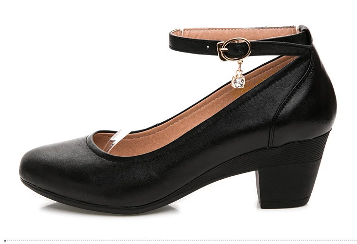 Черная Женская обувь из натуральной кожи с ремешком на щиколотке элегантные женские туфли-лодочки на среднем каблуке с пряжкой; Женская рабочая обувь на высоком каблуке