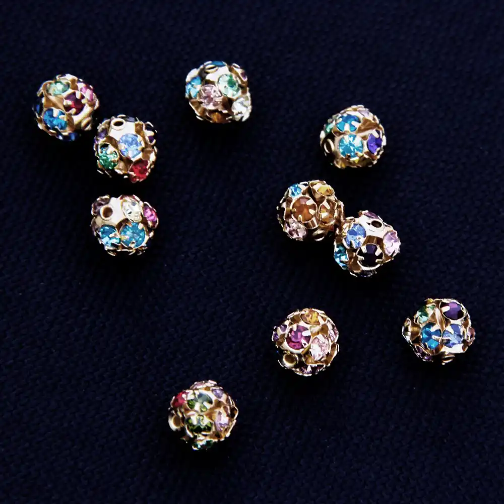 Алмазные бусины. Алмазные бусины. Хрустальные бусины сваровски 5004. Квадратные стразы для алмазной мозаики. Бусина с бриллиантами.