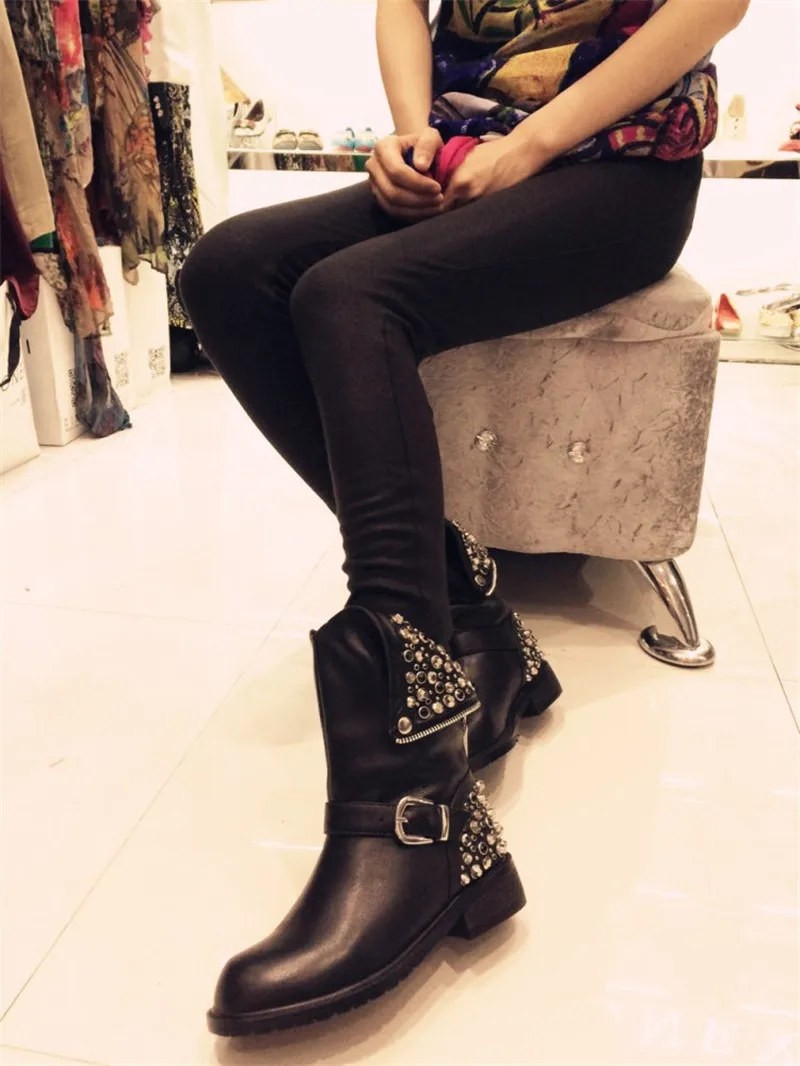 Stylesowner черные женские мотоциклетные ботинки из натуральной кожи с круглым носком на молнии сзади с металлическими заклепками Ботинки martin с пряжкой на ремешке