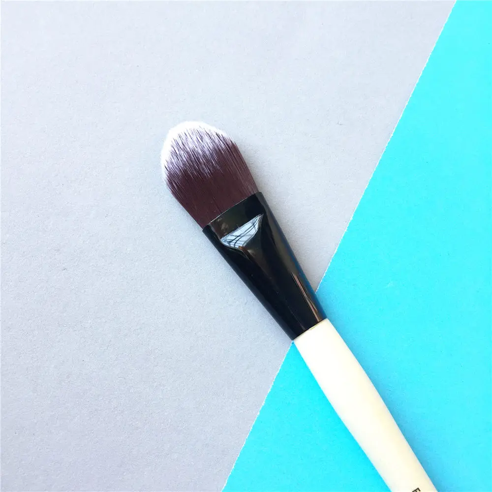 BOBBI BROWN FOUNDATION BRUSH _ 3