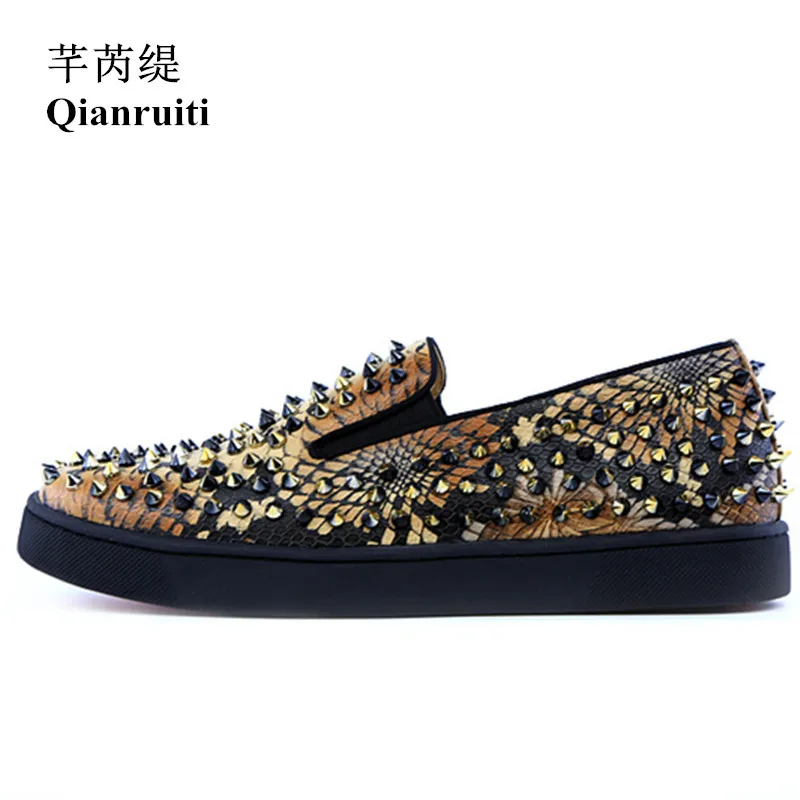 

Qianruiti Men Rivet Flats Slip-on Sneakers Italy Street Shoes Men Printing Spike Shoes Runway Chaussures Hommes EU39-EU46
