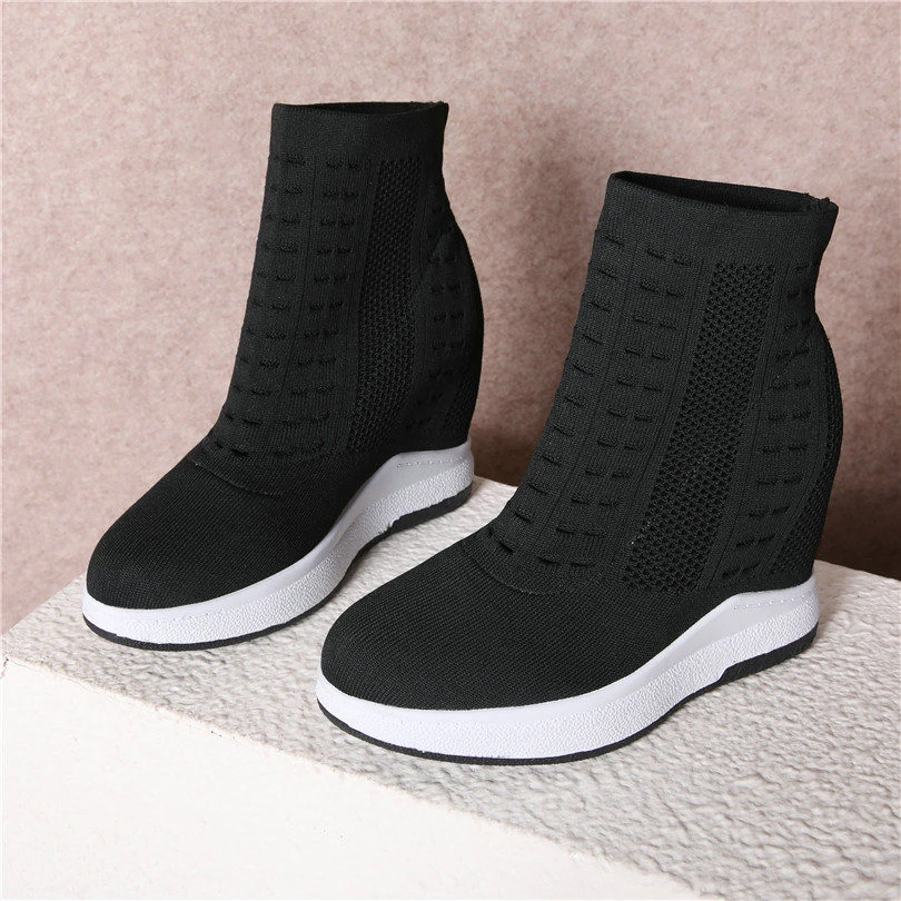 womans black trainers