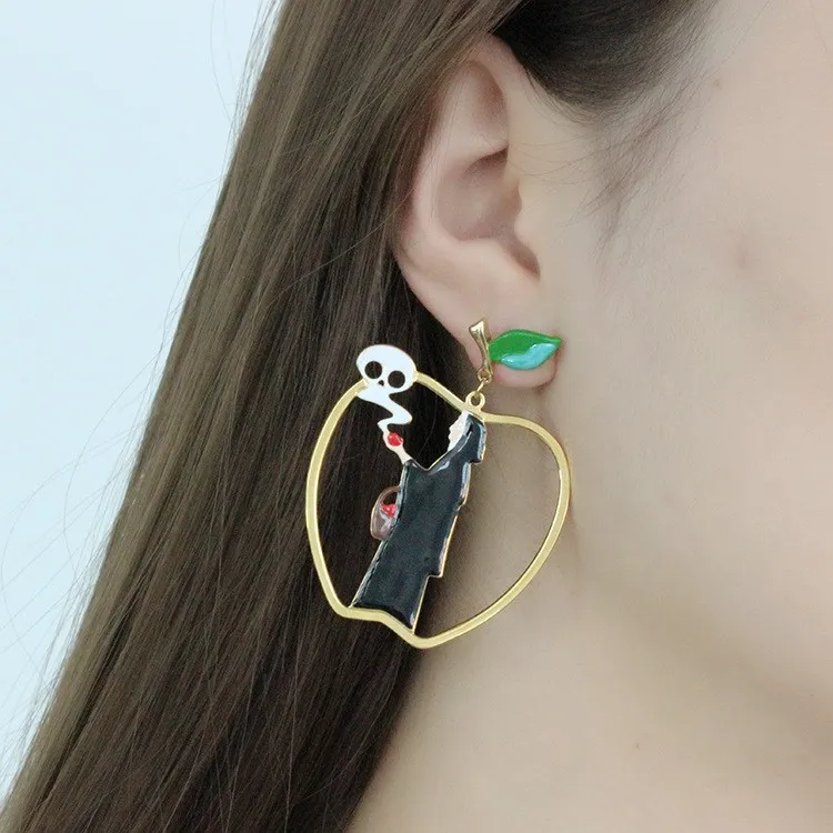 

2018 Women Summer Designer Enamel Glaze Apple Earrings White Snow And Black Queen Asymmetric Drop Earrings
