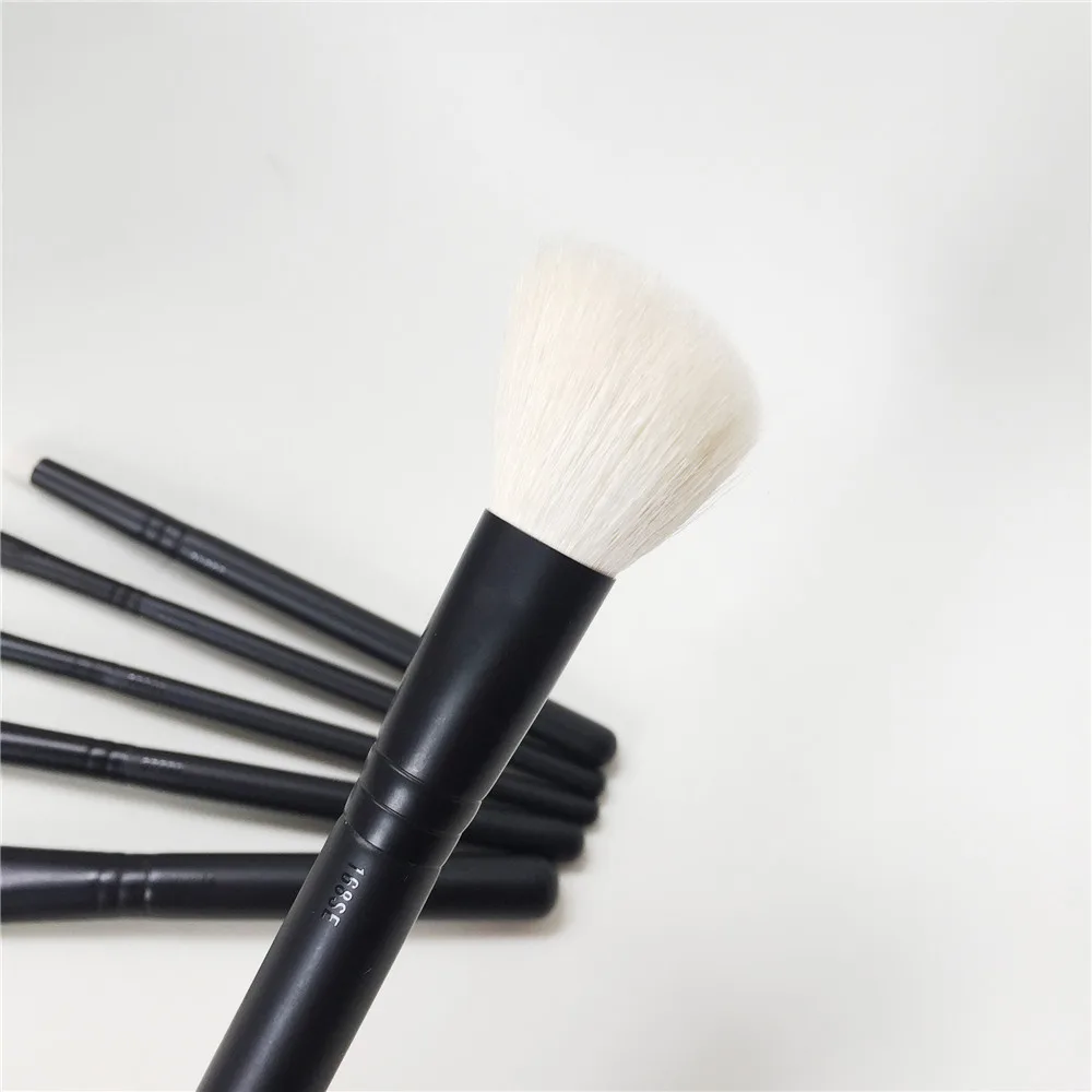 MAC Look in a Box Advanced Brush Set _ 4