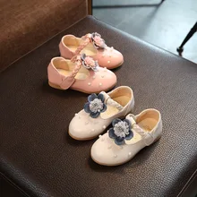Мягкая детская обувь с жемчужинами и цветами; коллекция года; Осенняя обувь принцессы для девочек; модная кожаная обувь со стразами для девочек