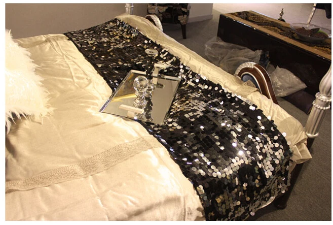 RN312 الأوروبية الفاخرة سرير السجاد معرض الجدول عداء كبير مزين بالترتر أسود من طرف السرير حصيرة منشفة فندق السرير العلم