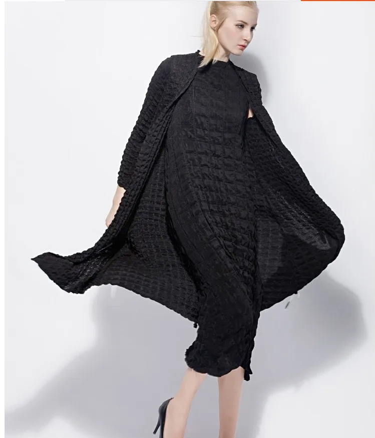 Beste Miyake vouwen Herfst bronzing gestreepte tweedelige set geplooide lange mouw Windjack + grote swing korte mouw jurk IN VOORRAAD