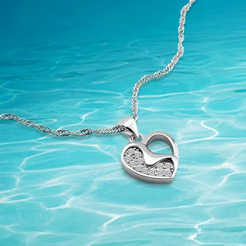 

Fashion woman jewelry, 925 sterling silver necklaces, romantic heart-shaped necklaces. Delicate zircon pendant to send friends.