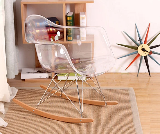 Современный дизайн прозрачный пластиковый и деревянное кресло-качалка. Дымчатое акриловое кресло-качалка с подлокотниками. Пластмассовое кресло-качалка