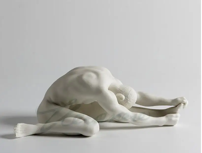 Скульптура в стиле современного искусства белая керамическая ручная левая ножка