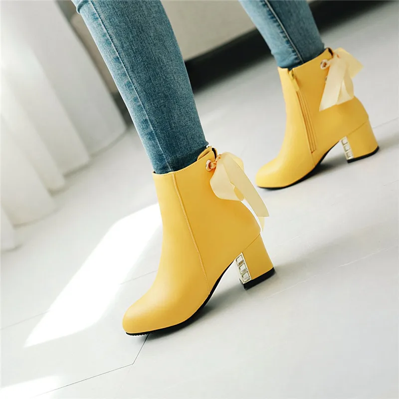 YMECHIC; коллекция года; модные вечерние туфли в стиле Лолиты на высоком массивном каблуке со стразами; цвет желтый, белый; женские зимние ботильоны с перекрестными ремешками