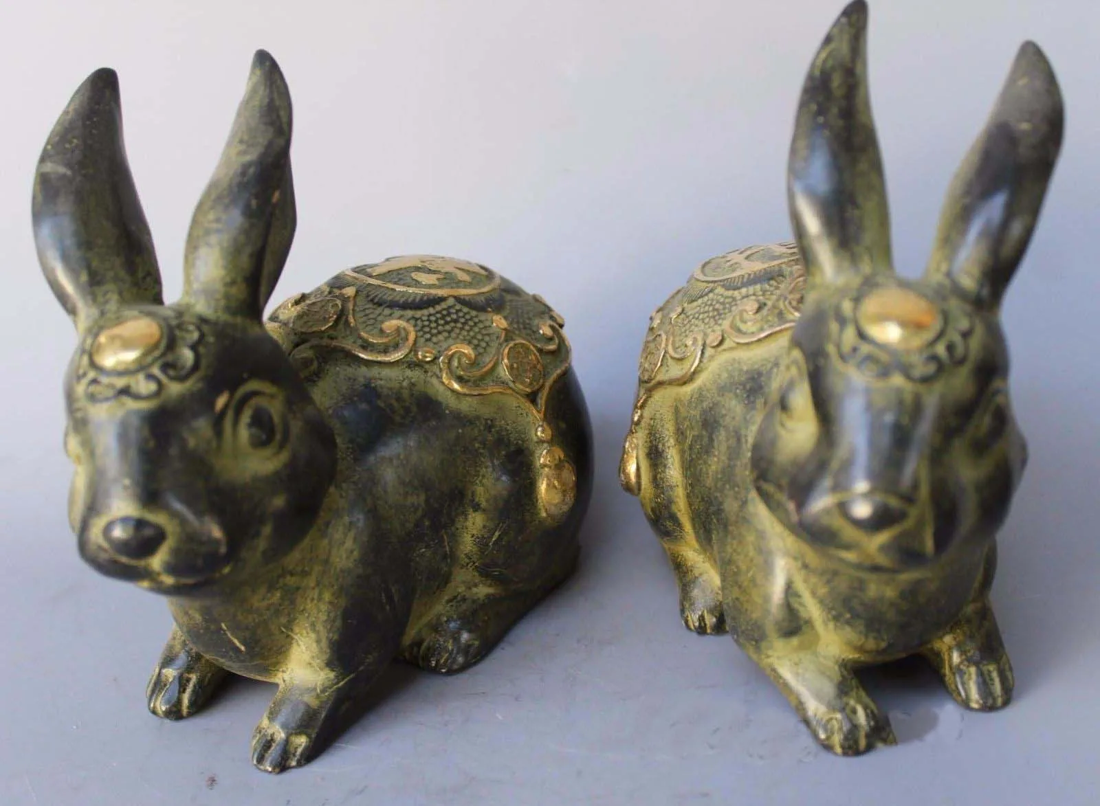 

Chinese Fengshui Bronze Gilt Cute Rabbit Bunny Wealth Statue Pair