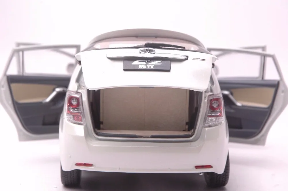Toyota EZ Verso car model in scale 118 (8)