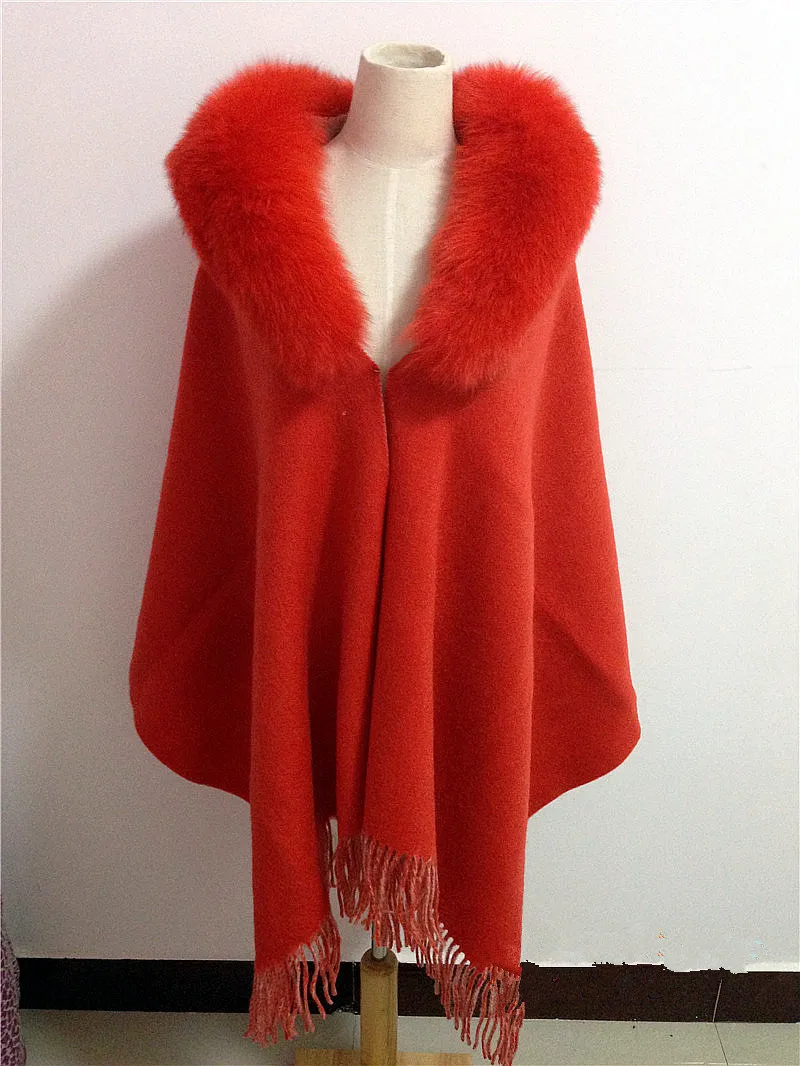 Зеленая шаль с меховой отделкой