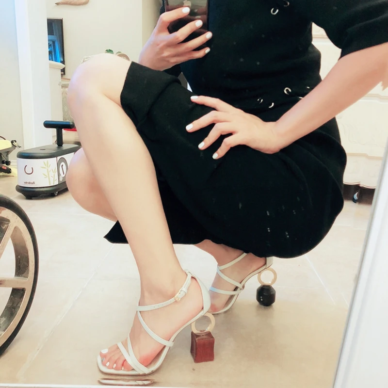 Новые Босоножки с открытым носком босоножки с ремешком на застежке несовместимый геометрический скульптурный деревянный каблук женские босоножки странный стиль каблука подиумная женская обувь