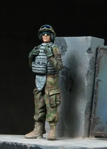 

1/35 Scale Resin Figure U.S. Tanker no Wall
