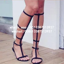 Черные кожаные женские босоножки в сдержанном стиле с ремешками; пикантные женские сандалии на плоской подошве с пряжкой на лодыжке; гладиаторы до колена