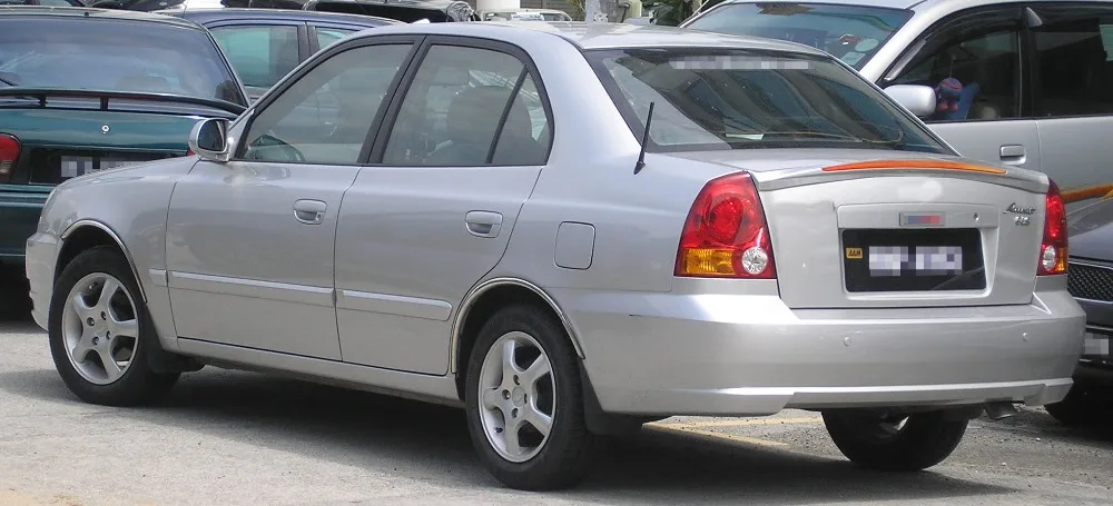 Hyundai_Accent_(second_generation,_first_facelift)_(rear),_Serdang 