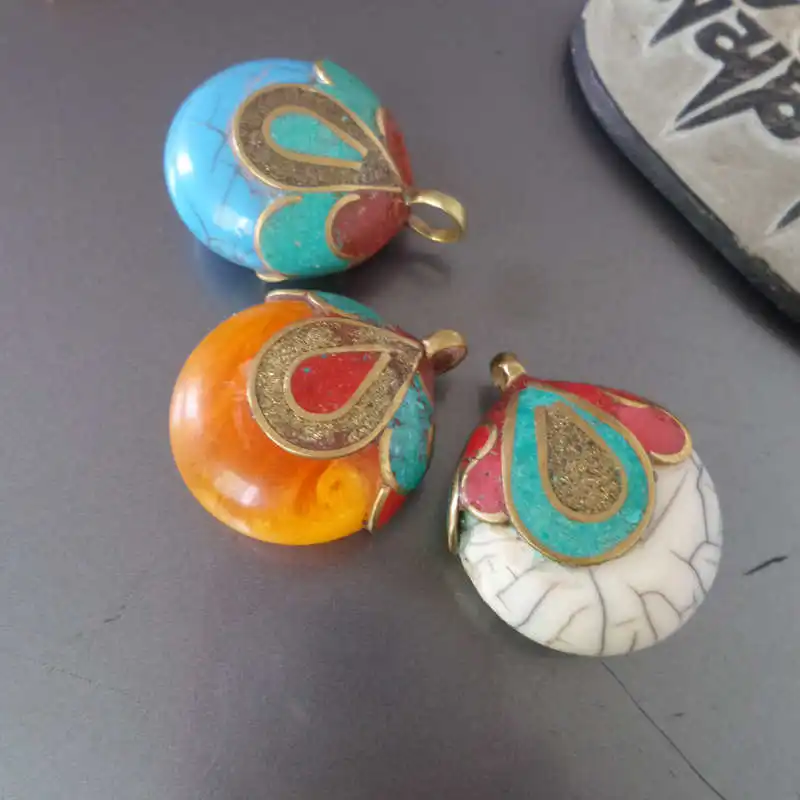 

TBP593 Nepal Vintage Handmade Pendants Brass Capped Resin Bud Charms Multi Colors