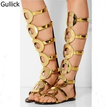Новое поступление; экзотические стильные женские модные сандалии на плоской подошве с вырезами; Дизайнерские летние сандалии до колена с золотым металлическим кольцом и пряжками