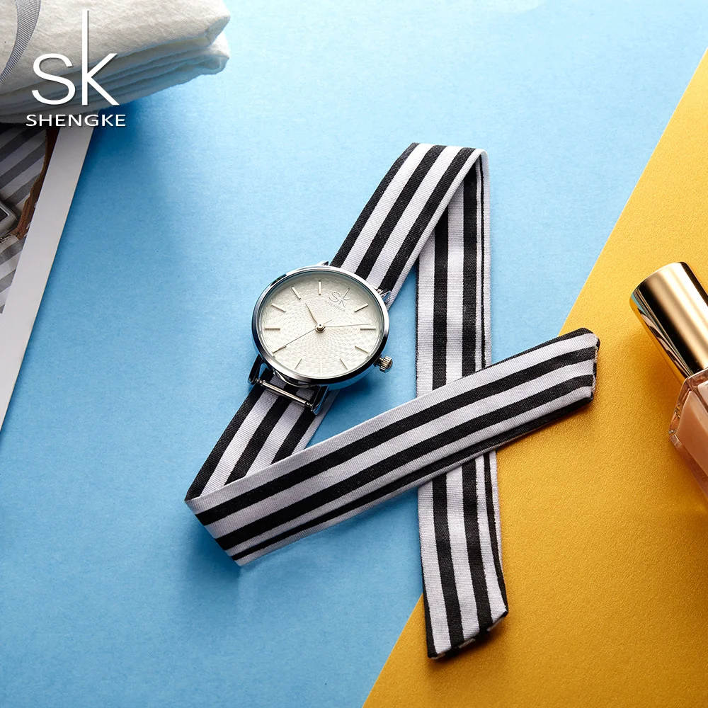 Женские часы Shengke Серебристые с ремешком классические тканевые Часы Montre Femme Zegarek