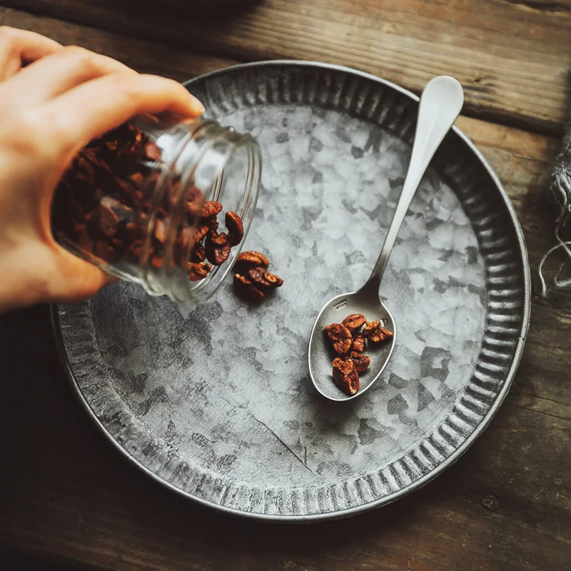 Retro Disc Iron Craft Storage Serving Tray Antique Metal Round Tray Dessert Cake Dried Fruit Plate Home Kitchen Decoration