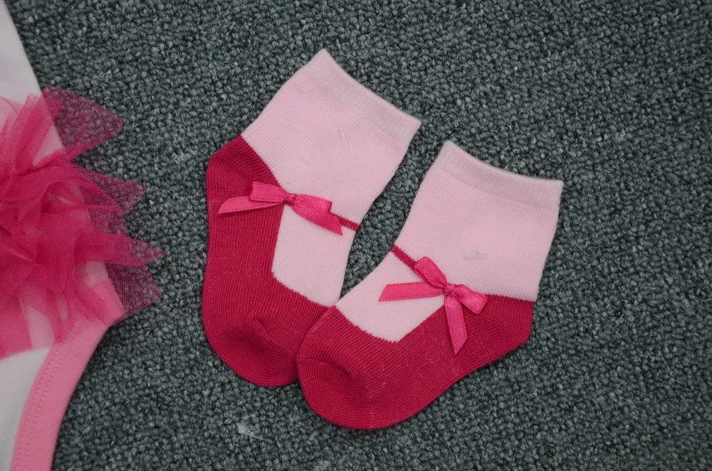 Комплекты летней одежды для маленьких девочек хлопковый комбинезон с круглым вырезом и короткими рукавами для детей 0-9 месяцев, шапка и носки модная одежда для малышей