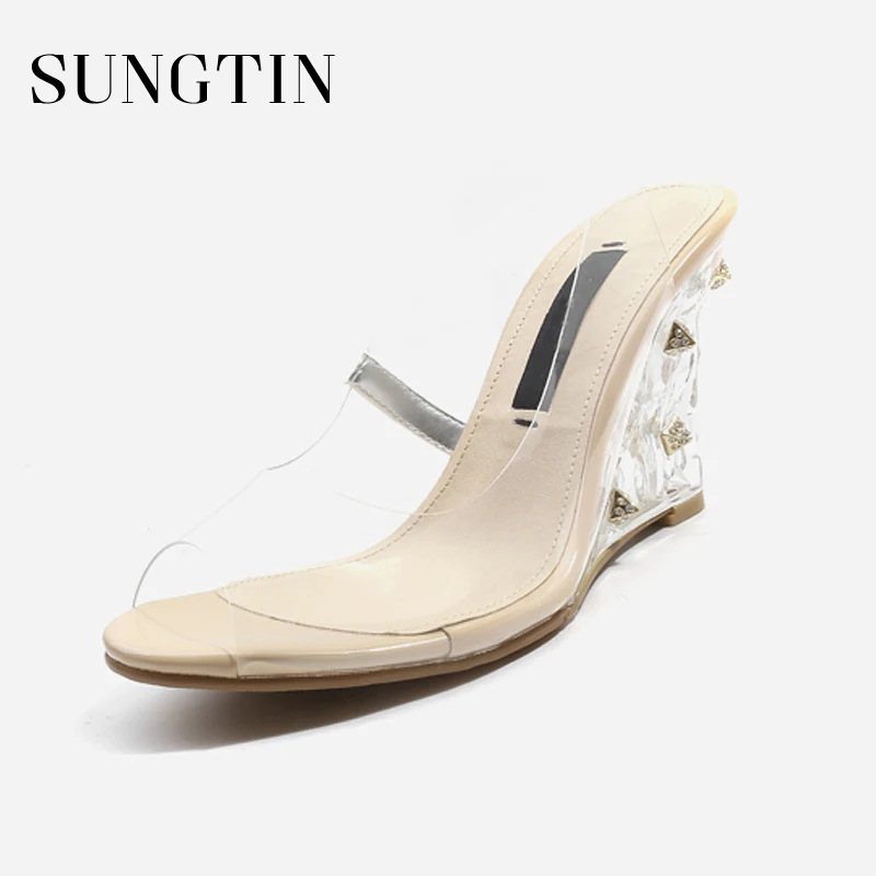 comprar Sungtin Nova Moda Rebite Cunhas De Cristal Das Mulheres Sandálias de Verão Mulher PU Sapatos Transparentes Senhoras Clássicas Sandálias De Salto Alto